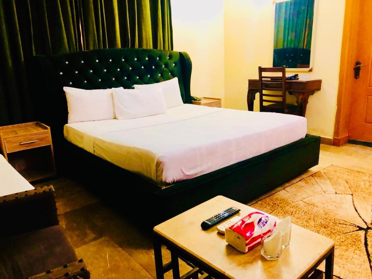 Blue Moon Residency Jinnah Super Islamabad Esterno foto